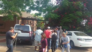 Joernaliste Dinsdagoggend buite Arnold Pistorius se huis in Pretoria. Foto: ANA