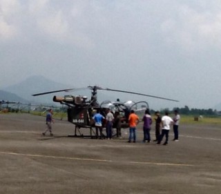'n Helikopter by die Pokhara-lughawe in Nepal wat help met die soektog. Foto: Twitter