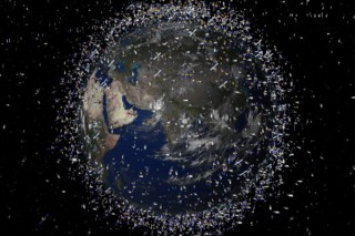 Kunstenaarsvoorstel van ruimterommel rondom die aarde wat gedokumenteer is Foto: ESA/AP