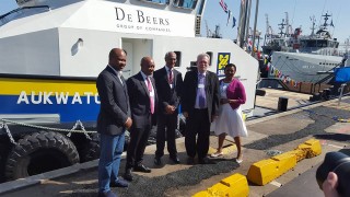 Rob Davies, minister van handel en nywerheid tydens die bekendstelling van 'Aukwatowa' as deel van die projek tussen Kaapstad en Port Nolloth  Foto: Smit Amandla Marine