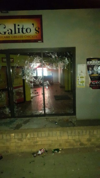 Skade aan 'n restaurant op die kampus. Foto: Twitter