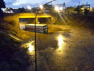 'n Vragmotor het in vloedwater in die duikweg op Rachel de Beer in Pretoria-Noord vasgesit. Meer foto's volg onderaan die berig. Foto: Facebook. 