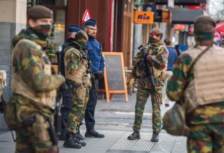 Polisiebeamptes en soldate patrolleer die strate van Brussel (Sondag, 21 November 2015) Foto: STEPHANIE LECOCQ / EPA