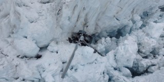 Die helikopterwrak wat in die gletser vasgeval het Foto: Nieu-Seeland-polisie