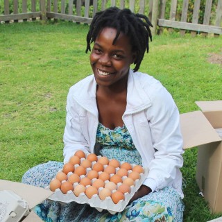 Grace Msyali met die eiers wat sy aflewer vir haar besigheid. Foto: Verskaf