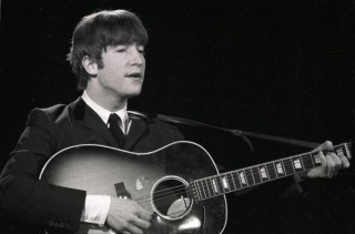 John Lennon en die akoestiese kitaar wat vir R33 miljoen verkoop is Foto: Julien's Auctions