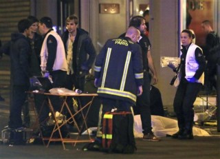 Een van die tonele tydens die aanvalle op Parys Vrydagaand. Foto: AP/Thibault Camus