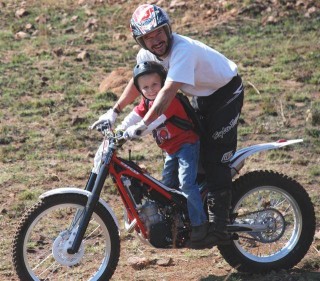 Paul Mayer en sy seun het albei 'n groot liefde vir motorfietse. Foto: Facebook