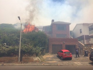 Die brand het al vroeër vandag naby aan die huise gekom Foto: @trafficsa, Twitter