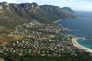 Die Gewelberge (Twaalf Apostels) naby Kampsbaai in Kaapstad soos gesien vanaf Leeukop Foto: Warrickball via Wikimedia Commons 