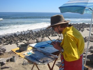 Alice Elahi op die Kaapse strand besig om te verf. Foto: Verskaf
