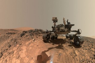 NASA se Curiosity neem 'n selfie op die toneel waar hy in 'n klip genaamd "Buckskin" geboor het op Mount Sharp. Foto: NASA