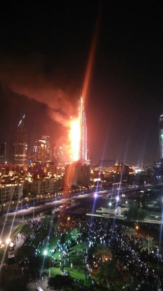 Die bekende Burj Khalifa-hotel in Dubai in vlamme gehul. Foto: Twitter via @budaktomato