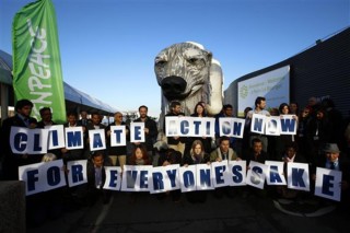 Aktiviste van Greenpeace het tydens die beraad betoog. Foto: AP Photo/Francois Mori.