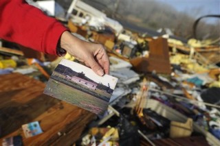 Diana Davis wys hoe het haar huis voor die skade in Lutts, Tennessee gelyk (Desember 2015) Foto: Larry McCormack/The Tennessean via AP