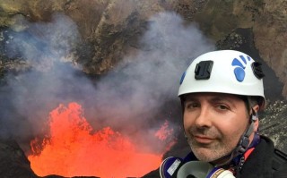 Nik Halik van Los Angeles, VSA neem 'n selfie in die vulkaan (via Carters Agency) 