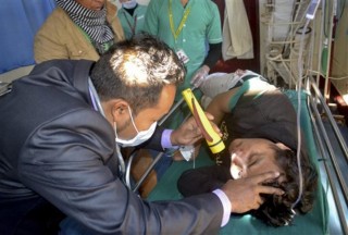 'n Dokter versorg 'n man in 'n hospitaal in Imphal, Indië. Foto: AP Photo/Bullu Raj