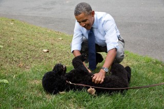Pres. Obama saam met een van die gesin se honde. Foto: Facebook
