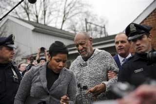 Bill Cosby buite die hof nadat hy op borgtog vrygelaat is. Foto: ANA-AP