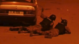 Soldate poog om weer beheer te kry van die hotel Foto: @ajenews, Twitter