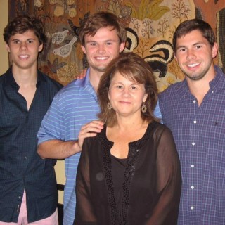 David Molak (heel links) saam met sy broers Chris en Cliff en hulle ma, Maurine. Foto: Facebook via Cliff Molak