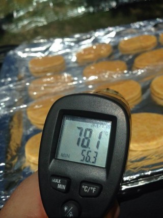 78.1 grade Celsius in die voertuig waar Deon Rossouw die koekies bak! (Foto aan Maroela Media verskaf)
