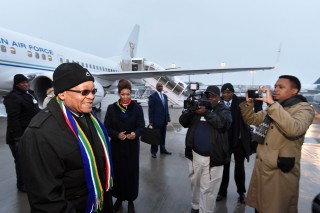 Pres. Zuma met sy aankoms in Switserland. Foto: Elmond Jiyane