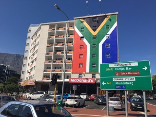 'n Groot Suid-Afrikaanse vlag pryk nou op die Overbeek-woonstelblok in Kaapstad Foto: Maroela Media