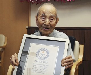 Yasutaro Koide op 21 Augustus 2015 toe hy in die ouderdom van 112 die Guinness-wêreldrekordsertifikaat ontvang het as die wêreld se oudste man Foto: AP Photo/Koji Sasahara