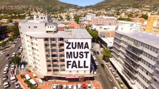Die "Zuma must fall"-plakkaat wat op 15 Januarie 2016 in Kaapstad opgerig is Foto: @Mauro_matal1 via @GreatGramPops, Twitter