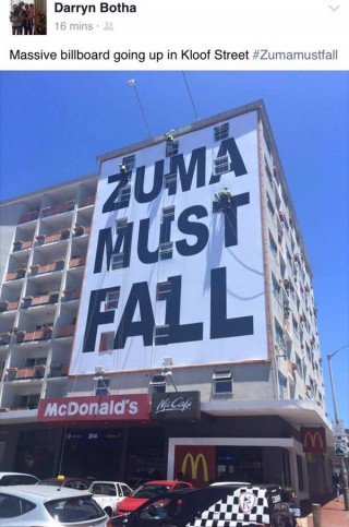 Die "Zuma must fall"-plakkaat wat op 15 Januarie 2016 in Kaapstad opgerig is Foto: @enca, Twitter
