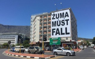 Die "Zuma must fall"-plakkaat wat op 15 Januarie 2016 in Kaapstad opgerig is Foto: Twitter