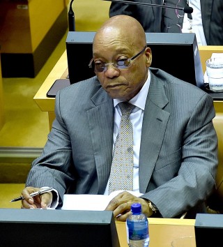 President Jacob Zuma luister op 17 Februarie 2016 na die debat oor sy Staatsrede Foto: Elmond Jiyane, GCIS