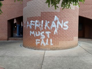 Graffiti op 'n muur by die Universiteit van Pretoria tydens betogings oor die taalbeleid by dié universiteit in Februarie 2016 Foto: Verskaf