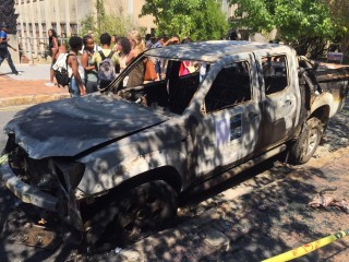 Een van die voertuie wat deur betogers gebrand is. Foto: Verskaf