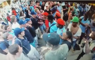 'n Skermskoot uit die video waar lede van EFF studente van Tuks uitgedaag het (Betoging tydens die openbare vergadering oor die taalbeleid van die UP, 18 Februarie 2016) 