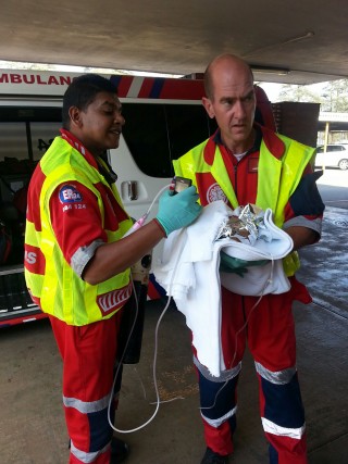 Paramedici by die baba. Foto: ER24 