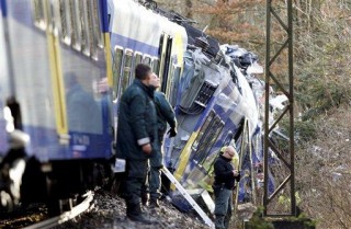Polisiebeamptes langs die twee treine wat op 9 Februarie 2016 in Duitsland gebots het Foto: Uwe Lein/dpa via AP