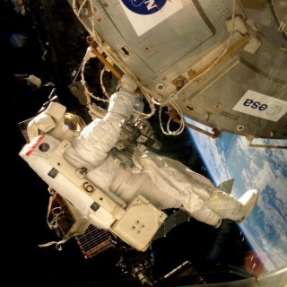 'n Ruimtevaarder maak die fungi op 'n platform buite die ISS vas Foto: ESA