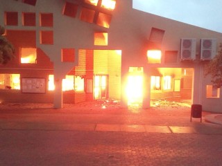 'n Gebou in vlamme gehul Woensdagaand op die NWU se Mafikeng-kampus. Foto: Twitter