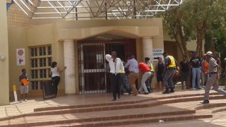 Betogers op die NWU se Mafikeng-kampus. Foto: Twitter via @tlhogiTwin