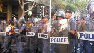 Polisiebeamptes beheer die skare voor die staatsrede in Kaapstad (11 Februarie 2016) Foto: ANA