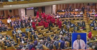 Die EFF verlaat die parlement tydens die staatsrede (Februarie 2016) (Skermskoot uit die regstreekse video)