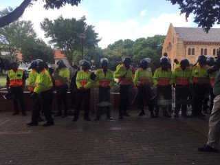 Veiligheidspersoneel tydens die onrus by die Universiteit van Pretoria. Foto: Adéle Changuion