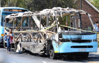 Die bus wat tydens Dinsdagaand se betogings aan die brand gesteek is. Foto: UCT