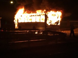Die bus wat op 17 Februarie 2016 buite 'n Wits-koshuis aan die brand gesteek is Foto: @andimolf, Twitter