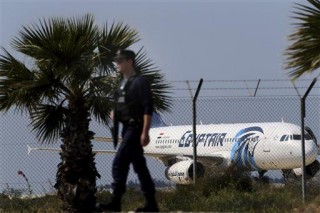 Die vliegtuig van EgyptAir op die lughawe. Foto: AP Photo/Petros Karadjias