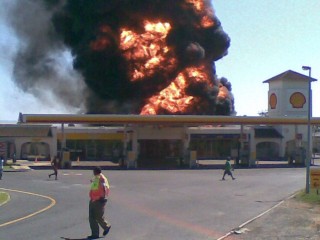 'n Petroltenkwa het op 27 Maart by die Umvoti Shell Ultra City op die N2 in KwaZulu-Natal aan die brand geslaan Foto: Netcare 911