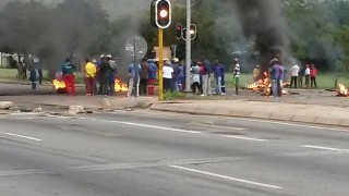 Betogers maak amok in die weste van Pretoria. Foto: Facebook