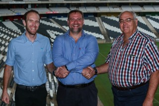 Chris Hever (links) hoof finansiële beampte van die Blue Bulls en Barend van Graan (regs)  uitvoerende direkteur van die Blue Bulls skud hande met  Pieter Burger die uitvoerende direkteur van Mpumalanga Rugby. Foto: Hennie Homann 